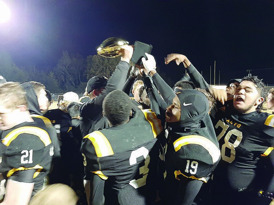 Photo by Michelle Dillon
Alto High School Yellowjackets celebrate their perfect season after Friday’s game.