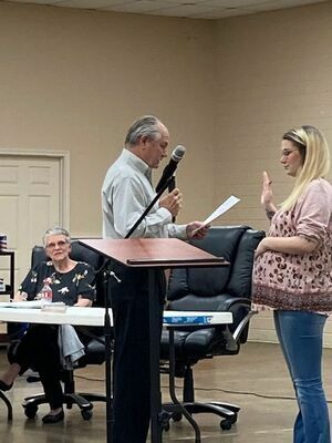 Middlebrooks administers the oath of office to Kendall Pharis, who replaces him as the District 1 Council member.

Photo by Penny Hawkins